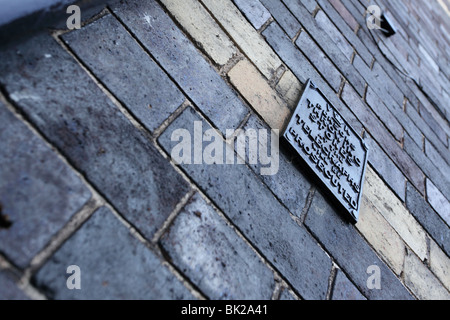 Polizei-Warnhinweis befindet sich auf dem grau/grau-Brick viktorianische alte Polizeistation in Much Wenlock in Shropshire, England. Stockfoto