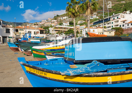 Traditionelle verzierte Fischerboote Camara de Lobos Hafen Madeira Portugal EU Europa Stockfoto