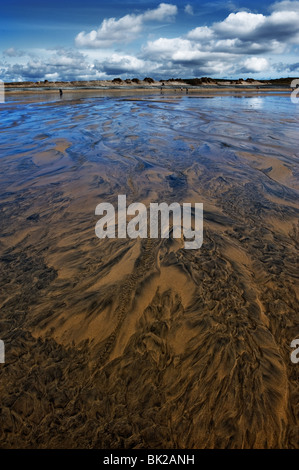 Muster in den Sand bei Ebbe an Gwithian Towans Strand in Cornwall. Stockfoto