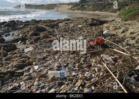 Natürlichen und künstlichen Treibgut auf einen Strand am Mittelmeer nach einem Sturm. Stockfoto