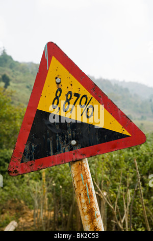 Sehr seltsame Winkel angezeigt auf einem Warnschild entlang Route 34 zwischen Bao Lac und Cao Bang in Nord-Vietnam Stockfoto