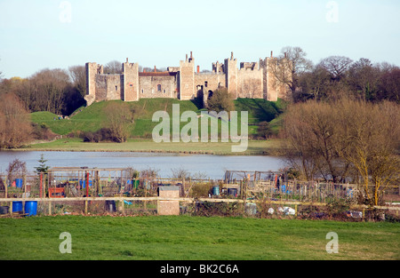 Fassaden der Framlingham Castle angesehen, über die bloße, Suffolk Stockfoto