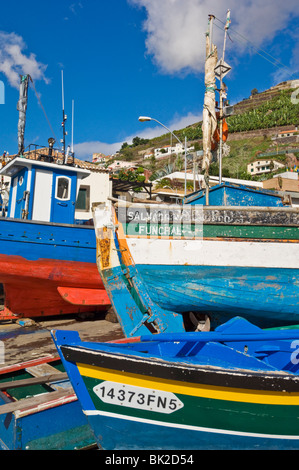 Traditionelle verzierte Fischerboote Camara de Lobos Hafen Madeira Portugal EU Europa Stockfoto