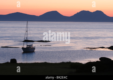 Sonnenuntergang über Jura von Kintyre, Argyll und Bute, Schottland gesehen. Stockfoto