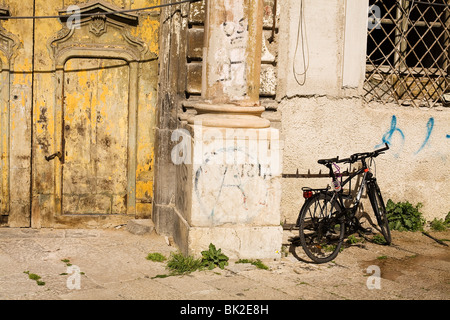 altes Fahrrad gegen ein altes Gebäude mit alten Tür Stockfoto