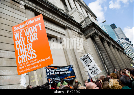 Finanzielle Narren Tag in der Stadt.  Demonstranten auf die Straße gehen und Polizei in der Nähe der Bank of England bereitgestellt werden Stockfoto