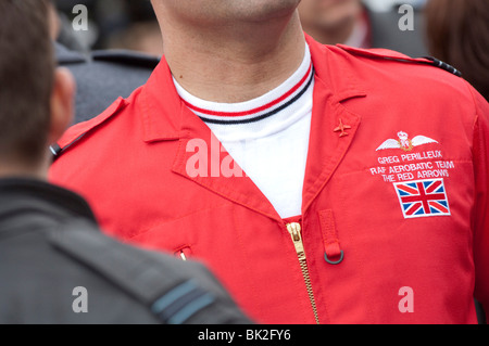Piloten von der Royal Air Force Red Arrows Kunstflug-Elite anzeigen Team in Trafalgar Square in London Stockfoto