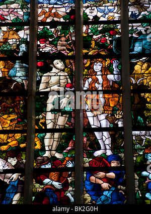 Glasfenster in der Oude Kerk oder alte Kirche in Delft Niederlande Stockfoto