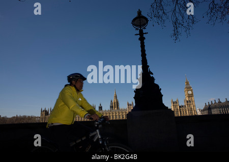 Elizabeth Turm inmitten der gotischen Architektur der britischen Houses of Parliament und Radfahrer auf dem Damm Stockfoto