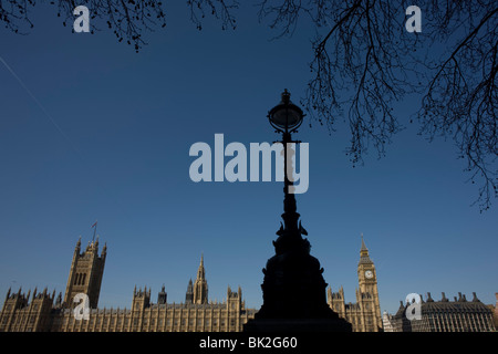 Elizabeth Turm inmitten der gotischen Architektur von Großbritanniens Houses of Parliament, gesehen aus der Böschung Stockfoto