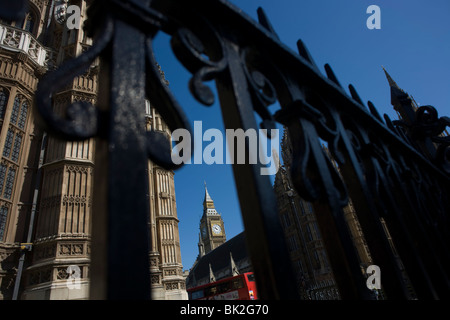 Elizabeth Turm inmitten der gotischen Architektur von Großbritanniens Houses of Parliament durch Geländer zu sehen. Stockfoto