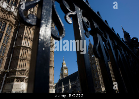 Elizabeth Turm inmitten der gotischen Architektur von Großbritanniens Houses of Parliament durch Geländer zu sehen. Stockfoto