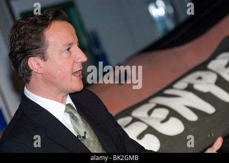 David Cameron, MP und Führer der konservativen Partei, besucht ein Treffen bei dem Greenpeace Stockfoto