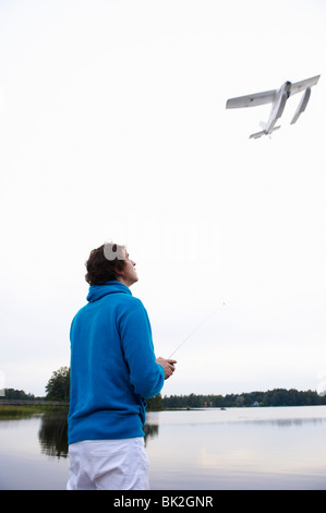 Mann mit einem ferngesteuerten Flugzeug Stockfoto