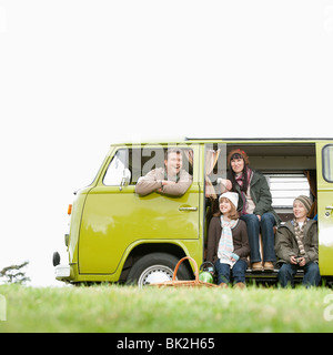 Familie mit Blick vom Wohnmobil Stockfoto