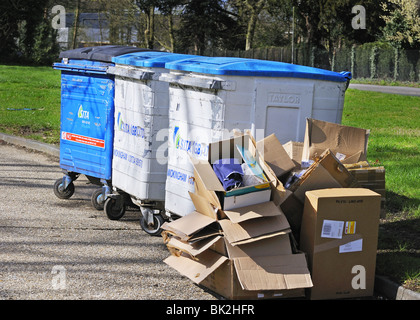 Linie von großen kommerziellen Wheelie-Behälter mit verlassenen Stapel von Pappe - Reading, Berkshire, England, Großbritannien Stockfoto