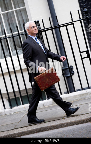 Schatzkanzler Alistair Darling, lässt Nummer 11 Downing Street um den Haushaltsplan 2009 liefern Stockfoto