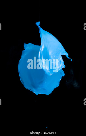 Einen blauen Ballon platzen wenn mit einem Luftgewehr geschossen.  High-Speed Fotografie Stockfoto