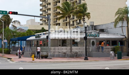 Der vierziger Jahre restauriert Edelstahl 11th Street Diner am South Beach, Miami, Florida, USA. Stockfoto