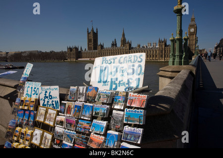 Elizabeth Turm inmitten der gotischen Architektur der britischen Houses of Parliament und touristische Postkarten angezeigt auf dem Damm Stockfoto