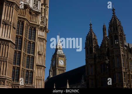 Elizabeth Turm inmitten der gotischen Architektur von Großbritanniens Houses of Parliament Stockfoto