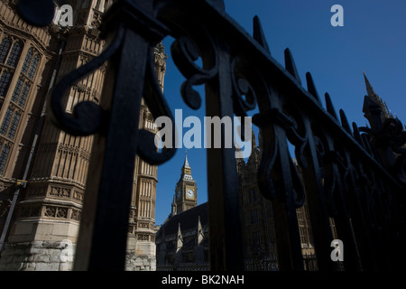 Elizabeth Turm inmitten der gotischen Architektur von Großbritanniens Houses of Parliament durch Geländer zu sehen. Stockfoto