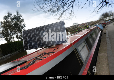 Solar-Panel die Stromversorgung an Bord ein Kanal Narrowboat im Königreich Stockfoto