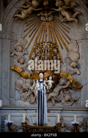 Statue der Heiligen Mutter Mary in einer Kirche Stockfoto