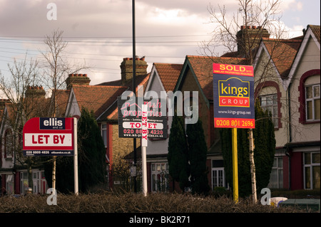 Eine Reihe von zu verkaufen / zu vermieten Schilder in Tottenham, North London England UK Stockfoto