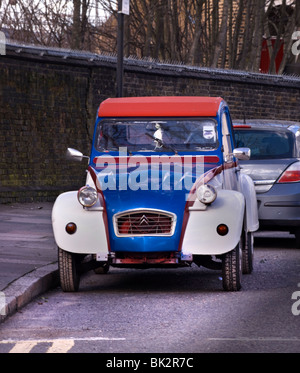 Citroen 2CV in den Nationalfarben gesehen in Finsbury Park London England UK Stockfoto