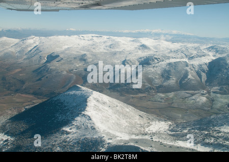 Luftbild von der Sierra de Loja in der Nähe von Alhama de Granada mit Blick auf die Sierra Nevada im Hintergrund Stockfoto