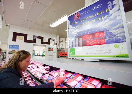 Sonnenkollektoren auf dem Dach macht der Super-AIG-Supermarkt in Hawthorn, Melbourne, Victoria, Australien. Stockfoto