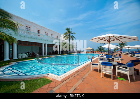 Pool und Terrasse am Hotel Mount Lavinia, Mount Lavinia, Colombo, Sri Lanka Stockfoto