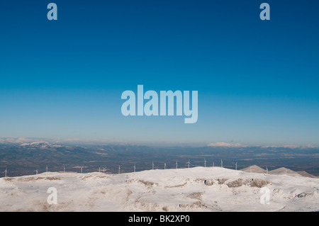 Windkraftanlagen auf einem Bergkamm mit Blick auf das Tal von Granada, Andalusien, Südspanien Stockfoto