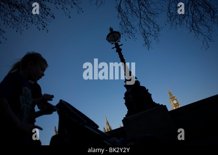 Elizabeth Turm inmitten der gotischen Architektur der britischen Houses of Parliament und Mutter SMS auf dem Damm Stockfoto