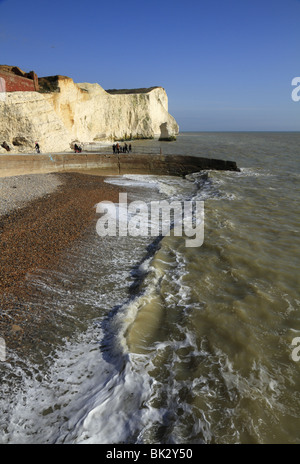 Seaford Kopf betrachten allein Seaford Oststrand in Richtung Kreidefelsen Stockfoto