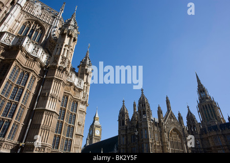 Elizabeth Turm inmitten der gotischen Architektur von Großbritanniens Houses of Parliament Stockfoto