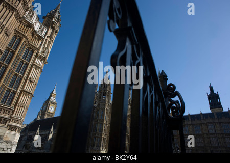 Elizabeth Turm inmitten der gotischen Architektur von Großbritanniens Houses of Parliament durch Geländer zu sehen. Stockfoto