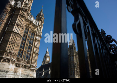 Elizabeth Turm inmitten der gotischen Architektur von Großbritanniens Houses of Parliament durch Geländer zu sehen. Stockfoto