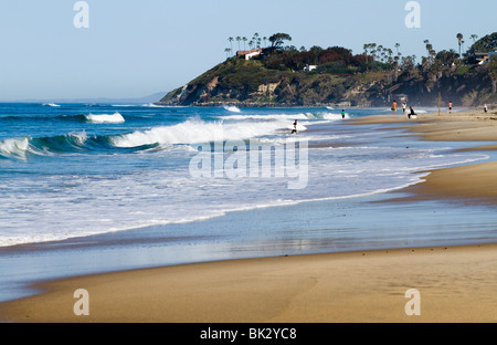 Der Morgen Strandszene auf San Elijo Campingplatz in Encinitas, Blick in Richtung Swamis. Stockfoto