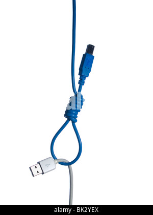 Hängen Sie eine weiße USB-Verbindung wird an einem Gallows´s Seil machte aus einem blauen USB-Draht über einen weißen Hintergrund. Stockfoto