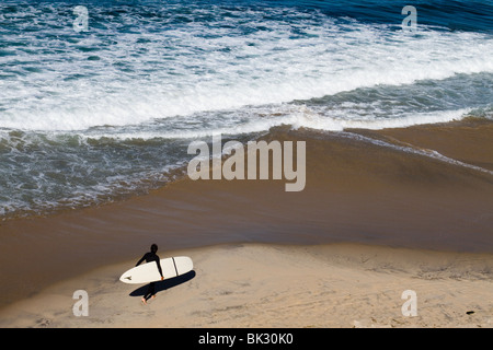 Eine Surfer leitet um ein paar Wellen in Encinitas, Kalifornien zu fangen. Stockfoto