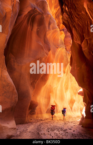 Zwei Wanderer anhalten entlang Buckskin Gulch in die Paria Canyons Wilderness Area im südlichen Utah. Stockfoto