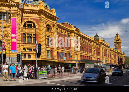 Flinders Street Station, Melbourne, Australien. Beschäftigt Straßenszene im Zentrum der Stadt. Stockfoto