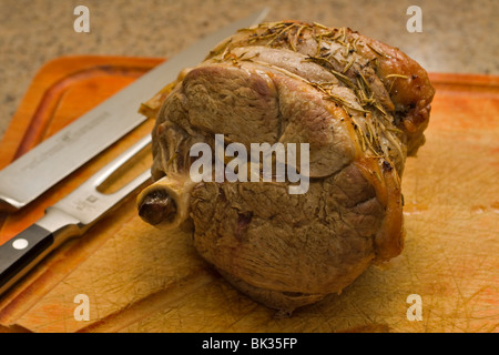 Einen kleinen Braten Lammkeule bereit zum Carven Stockfoto