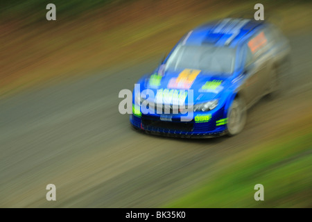 Konkurrent in der Wertungsprüfung der Rallye-Weltmeisterschaft statt im Hafren Wald nahe Llanidloes, Powys, Wales. Stockfoto