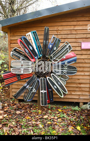 Skulpturen aus Schrott Autoteile auf dem Display an einem städtischen Naturschutzgebiet hergestellt. Powys, Wales. Stockfoto