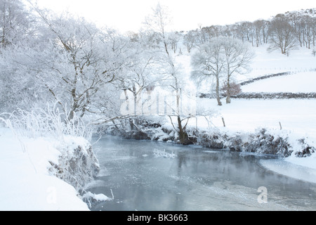 Den Fluss Severn bei Winterwetter zugefroren. In der Nähe von Llanidloes, Powys, Wales. Stockfoto