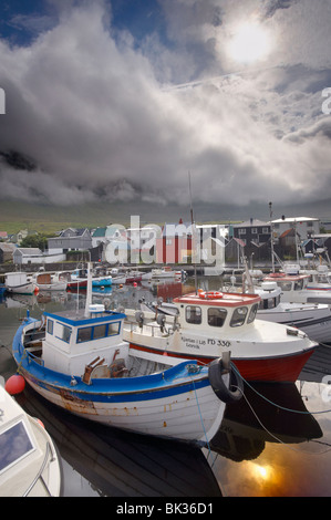 Kleinen Fischerhafen in Leirvik, Eysturoy, Färöer Inseln (Färöer), Dänemark, Europa Stockfoto