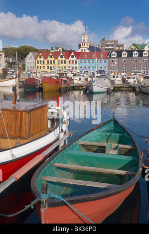 Bunten Booten und malerischen Giebel Gebäude entlang der Uferstraße im Hafen von Vestaravag, Tórshavn, Streymoy, Färöer-Inseln Stockfoto